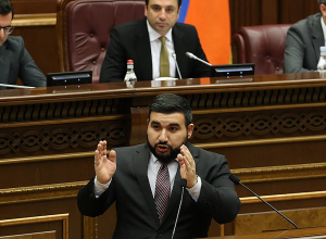 Сами вы губители нации, и капитулянты, и земли отдавшие: Алексанян