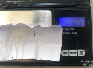 Կնոջ ներքնազգեստի միջից հայտնաբերվել է թղթե փաթեթ՝ սպիտակ, բյուրեղանման զանգվածով