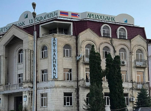 Կոտրել են «Արցախբանկի» մեքենայի ապակին և հափշտակել 60 մլն դրամ ու 100 պարկ գրավադրված ոսկյա զարդեր . Shamshyan.com