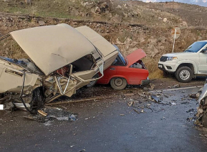 Սիսիան-Անգեղակոթ ճանապարհին  բախվել են «VAZ-2107», «Mercedes-Benz» և «VAZ-2106» մակնիշների ավտոմեքենաները․  կա 1 զոհ, 4 վիրավոր