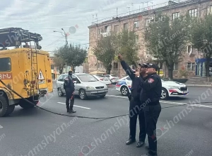 Կոմիտասի պողոտայում տրոլեյբուսի հոսանքալարերը պոկվել, վնասել են էլեկտրալարերն ու կախվել ճանապարհին