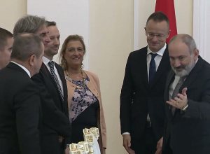 Никол Пашинян принял делегацию, возглавляемую министром иностранных дел Венгрии