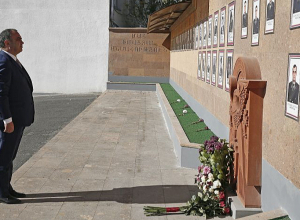 ՆԳ նախարարը հարգանքի տուրք է մատուցել զոհված ոստիկանների հիշատակին