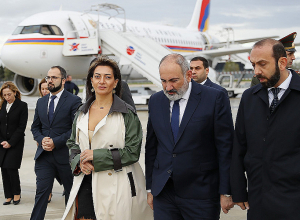 Վարչապետը տիկնոջ հետ ժամանել է Փարիզ (լուսանկարներ)