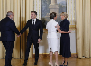 Վարչապետը տիկնոջ հետ մասնակցել է Ֆրանսիայի նախագահի և նրա տիկնոջ անունից տրված պաշտոնական ընթրիքին
