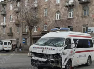 Բախվել են հրշեջ և շտապօգնության ավտոմեքենաները. վերջինիս վարորդն ու բուժքույրը հոսպիտալացվել են