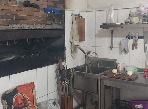 Սննդի կառույցի պատերի մակերևույթները գտնվել են ոչ նորոգ և ոչ մաքուր վիճակում