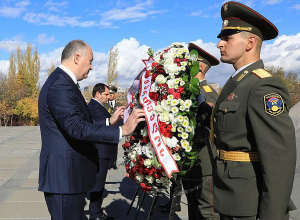 Սուրեն Պապիկյանը և Վրաստանի պաշտպանության նախարարը այցելել են Հայոց ցեղասպանության զոհերի հուշահամալիր