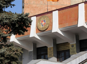 Քաղաքացին սպառնացել է ինքնահրկիզման փորձ կատարել Հարկադիր կատարումն ապահովող ծառայության շենքի մոտ