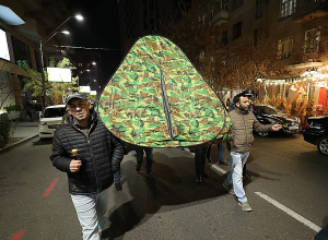 «Խելոք գալիս ես». ոստիկանները բռնի ուժով բերման ենթարկեցին վրան տեղադրող ակտիվիստներին