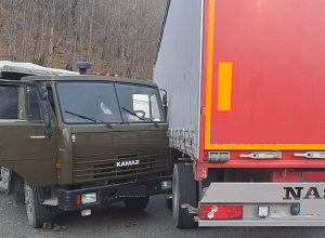 Սյունիքում բեռնատարներ են բախվել. ճանապարհը դարձել է միակողմանի երթևեկելի