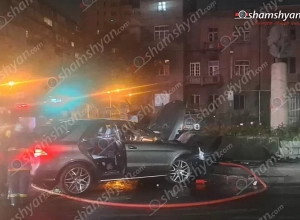 Մեքենան Սախարովի հրապարակում բախվել է արձանի եզրաքարին ու բռնկվել. վիրավորին կրակի միջից դուրս է բերել մի երիտասարդ