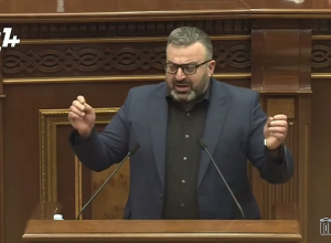 Бывшие были коррумпированы, а нынешние – СВЯТЫЕ, еле сводят концы с концами зарплатой!!!!