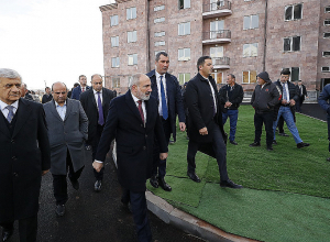 «Ցավոք, շատ մեծ թվով վթարային շենքեր կան»․ վարչապետը ներկա է գտնվել Ապարանում բազմաբնակարան շենքի բնակարանամուտի արարողությանը