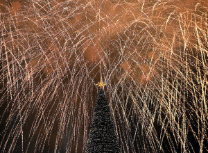 Վառվեցին գլխավոր տոնածառի լույսերը․ ֆոտոշարք Հրապարակից