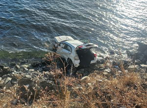 Mercedes-ը մի քանի պտույտ շրջվելով՝ բախվել է քարերին և հայտնվել Սևանա լճի մեջ