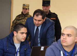 Սուրեն Պապիկյանն այցելել է ՊՆ կենտրոնական հավաքակայան, զրուցել զորակոչիկների հետ