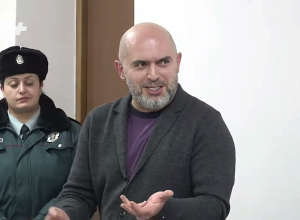 Это я коррумпированный, то есть испорченный? А ну-ка на них посмотрите: выступление Ашотяна в суде