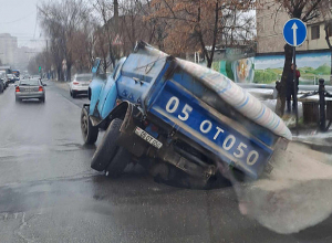 20 օր առաջ նորոգած Բաբաջանյան փողոցն է․ 2 մեքենա ընկել է փոսը