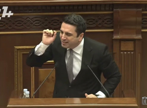 Դահլիճում անունը գրել չիմացող մարդ կա՝ գիտությունների թեկնածու ա, Պավարոտտին ժողովրդական կոչում չունի․ Սիմոնյան