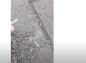 Երեւանում դպրոցի դիմաց կառուցված նոր մայթը ձեռքով քանդվում է. Արթուր Չախոյանի տեսանյութը