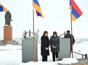 ՀՀ վարչապետի տիկինը Շիրակի մարզ այցի ընթացքում հյուրընկալվել է 44-օրյա պատերազմում զոհված հերոսների ընտանիքներում