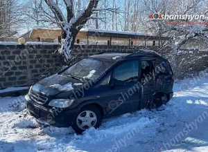 Բյուրականում Opel-ը մերկասառույցի պատճառով բախվել է ծառին, ուղևորներից մեկը մահացել է