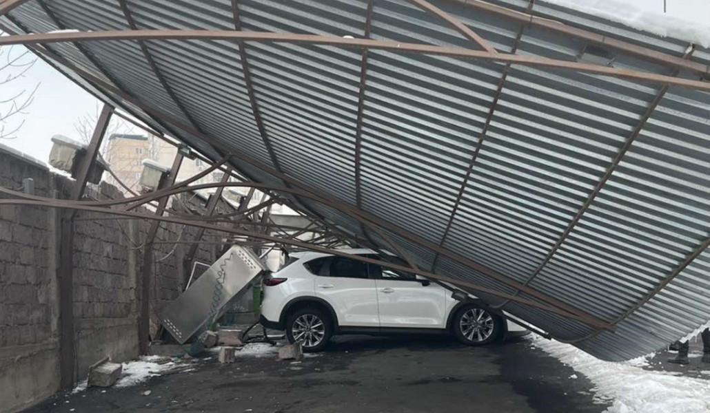 thumbnail_Փրկարարները երկաթյա թիթեղը հեռացրել են ավտոմեքենայի վրայից  (2)