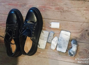 Կոշիկների մեջ պատրաստված թաքստոցներից հայտնաբերվել են 3 բջջային հեռախոս, լիցքավորման սարք և USB լարեր