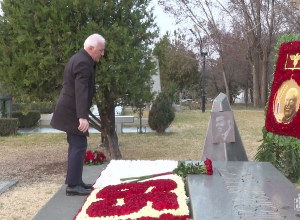 Նախագահը Վազգեն Սարգսյանի 65 ամյա հոբելյանի առթիվ այցելել է «Եռաբլուր» զինվորական պանթեոն