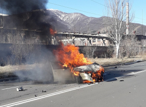 Հրդեհ ավտոմեքենայում․ վարորդը և ուղևորը տեղում ստացել են առաջին բուժօգնություն