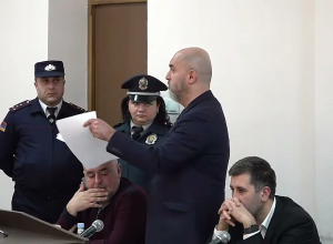 Вы ведёте себя так, будто у вас разборка, а не судебное заседание: Ашотян