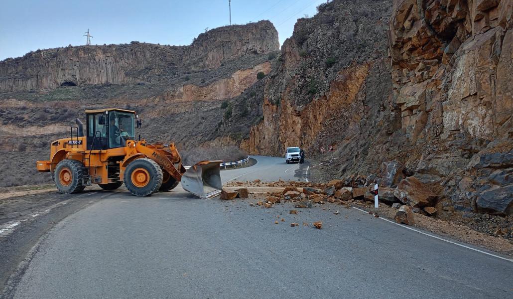 Քարաթափում Մ-2 միջպետական ավտոճանապարհից Ջերմուկ քաղաք տանող ճանապարհահա (3)