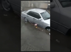 В Ереване автомобили остались в лужах
