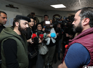 «Գոյ» թատրոնում իրավիճակը լարված է. աշխատակիցները չեն կարողանում թատրոն մտնել (Լուսանկարներ)