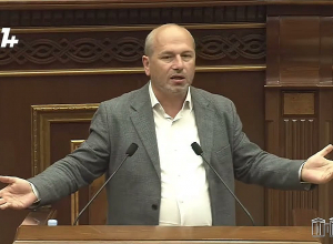 Այսօր 17 խոշոր փոս հաշվեցի. ամոթ ա էլի.Գեղամ Նազարյան