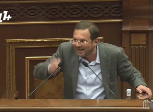 Փաշինյանն Ադրբեջանի սպառնալիքները փոխանցող դեսպան է. Մանուկյան