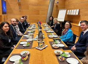Արմեն Գրիգորյանը աշխատանքային նախաճաշ է ունեցել պատգամավոր Կիմմո Կիլյունենի և ԵԱՀԿ խորհրդարանական վեհաժողովի նախագահ Պիա Կաումայի հետ