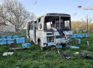 Արագածոտնի մարզում ավտոբուսը բախվել է քարե պարսպին և հայտնվել բնակչի բակում՝ մեղվափեթակների մեջ․ 29 հոգի տեղափոխվել է հիվանդանոց․ Shamshyan.com