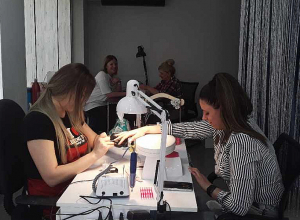 «Դժվարությունների առաջ կանգնած կանայք  հմտություններ են ստանում»․ վարսահարդարման և մատնահարդարման դասընթացներ՝ Արցախից բռնի տեղահանված կանանց համար