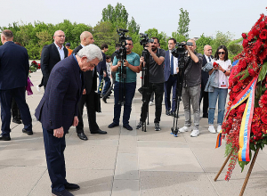 Սերժ Սարգսյանը հարգանքի տուրք է մատուցել Հայոց ցեղասպանության զոհերի հիշատակին (լուսանկարներ)