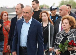 Ռոբերտ Քոչարյանը տիկնոջ հետ հարգանքի տուրք է մատուցել Հայոց ցեղասպանության զոհերի հիշատակին (լուսանկարներ)