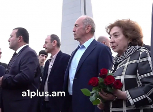 Ռոբերտ Քոչարյանը տիկնոջ հետ հարգանքի տուրք է մատուցել Հայոց ցեղասպանության զոհերի հիշատակին