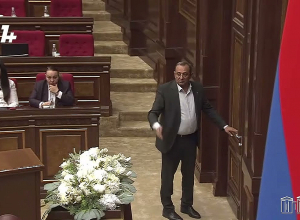 Արշակյանը Արծվիկ Մինասյանին զրկեց խոսքի իրավունքից՝ մեկ նիստի ընթացքւմ