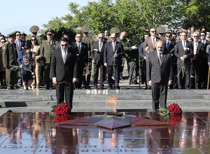 ՀՀ բարձրագույն ղեկավարությունը ծաղիկներ է դրել Անհայտ զինվորի հուշարձանին