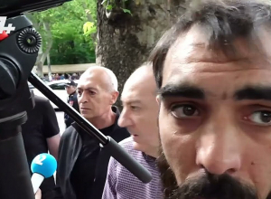 Полиция, используя грубую силу, задерживает гражданина