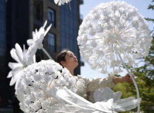 Լավատեսորեն ենք տրամադրված․ արցախցի Էլլադան որոշել է հսկայական ծաղիկներ պատրաստել (լուսանկարներ)