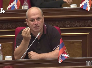 Հետո գալիս են, ասում են գիտեք, դուք սխալ եք այդտեղ ապրել եւ քարտեզ ենք գտել, որի մասին չենք իմացել