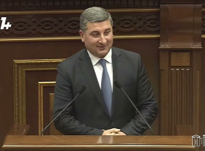 Երևանի փողոցներով երթևեկո՞ւմ եք, հսկայական փոսերը տեսնո՞ւմ եք․ պատգամավորը՝ նախարարին