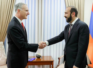 Глава МИД РА и американский чиновник обменялись мнениями по вопросам разблокировки региональных каналов